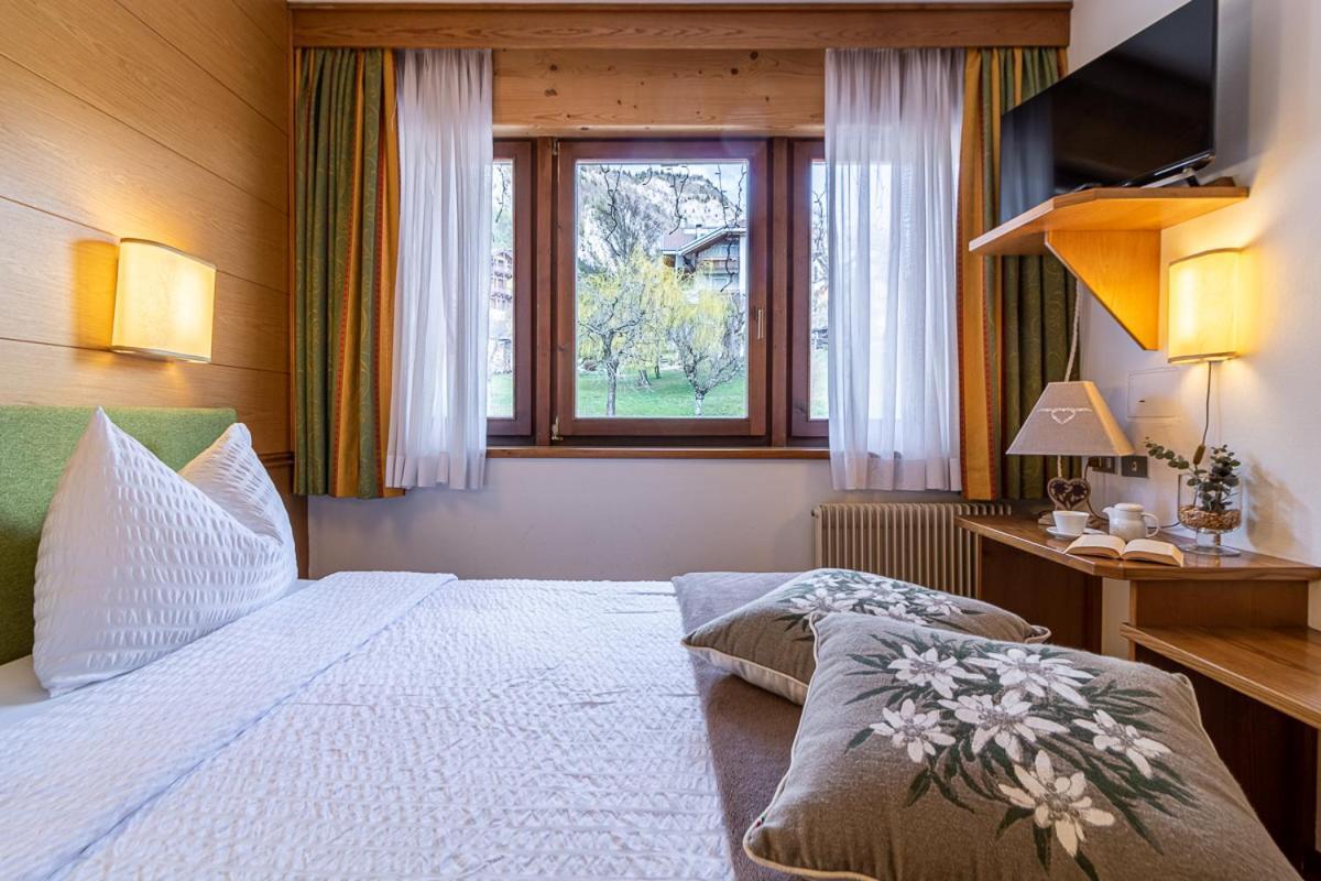 Hotel Arcobaleno Fai Della Paganella Esterno foto